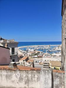 einen Blick auf eine Stadt mit dem Meer im Hintergrund in der Unterkunft Torre d'Oriente in Rodi Garganico