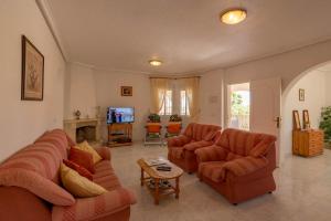 ein Wohnzimmer mit zwei Sofas und einem Fernseher in der Unterkunft Villa Isla Lanzarote - Ciudad Quesada - Alicante in Ciudad Quesada