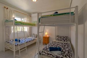 1 Schlafzimmer mit 2 Etagenbetten und einer Lampe in der Unterkunft Villa Isla Lanzarote - Ciudad Quesada - Alicante in Ciudad Quesada + 44 Fotos