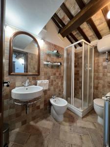 a bathroom with a sink and a toilet and a shower at ANPEMO Casa Vacanze dimora storica dal 1837 in Silvi Paese +22 photos