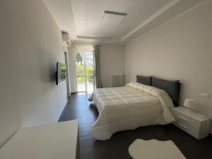 1 Schlafzimmer mit 2 Betten und einem Fenster in der Unterkunft Villa Marisa Resort in Castellammare di Stabia