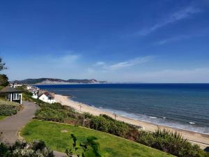 Gallery image of Shepherds hut surrounded by fields and the Jurassic coast in Bridport