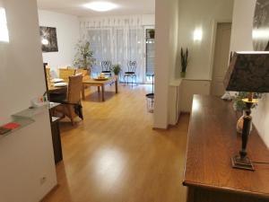 a living room with a table and a dining room at Schöne 3-Zimmer Erdgeschosswohnung am Bergpark,Unesco,Therme,Train, Wilhelmshöher Allee 329 in Kassel