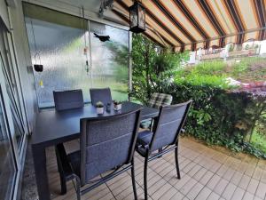 einen schwarzen Tisch und Stühle auf einer Terrasse in der Unterkunft Schöne 3-Zimmer Erdgeschosswohnung am Bergpark,Unesco,Therme,Train, Wilhelmshöher Allee 329 in Kassel