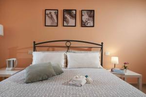 een slaapkamer met een bed met drie foto's aan de muur bij CASA TRAMONTO in Sulzano