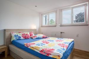 sypialnia z łóżkiem i 2 oknami w obiekcie Mycastle w mieście Wangen