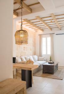 una sala de estar con un sofá y una mesa en 120 Hotel Boutique - Adults Only, en Ciutadella