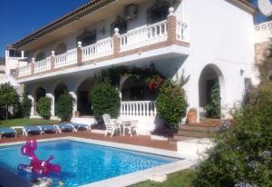 Bazén v ubytovaní Andalusian style villa alebo v jeho blízkosti