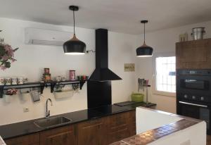 Kuchyňa alebo kuchynka v ubytovaní Andalusian style villa