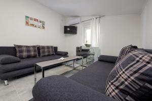 un salon avec un canapé et une table dans l'établissement Villa Karmen - Poolhouse, à Vir