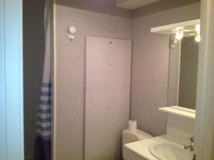 Et badeværelse på Joli studio meublé + parking en sous sol + 3 billeder