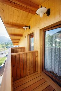 una camera con una grande finestra in una cabina di legno di La Marmote Albergo Diffuso di Paluzza San Nicolò a Paluzza