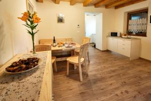 Kuchyň nebo kuchyňský kout v ubytování La Marmote Albergo Diffuso di Paluzza San Nicolò + 6 fotografií