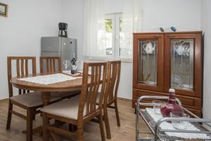 een keuken met een tafel, stoelen en een koelkast bij Situs Katarina in Trogir +31 foto's