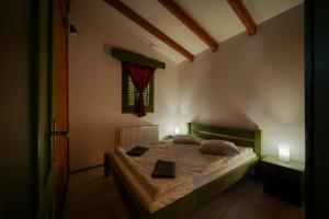a bedroom with a bed with two pillows and a window at Desag Resort in Sub Cetate