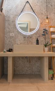 uno specchio appeso sopra un tavolo in legno in una stanza di Villa Padula a Sogliano Cavour