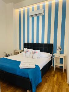 トラーニにあるLe Dimore di Federico - Traniのベッドルーム1室(青と白のストライプのベッド1台付)