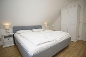 Una cama o camas en una habitación de Ferienhaus Wiking Haus - Terrasse und Garten