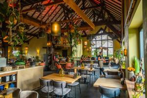 restauracja z drewnianymi stołami i krzesłami oraz bar w obiekcie EuroParcs Gulperberg w mieście Gulpen