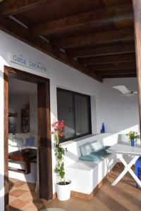 einen Balkon mit einem weißen Sofa und einem Tisch in der Unterkunft Casa SocAire. Naturaleza, mar, paz, relax. in Tabayesco