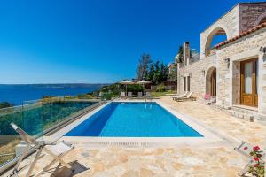 Bazén v ubytování Hectoras Villa in Plaka BY APOKORONAS-VILLAS nebo v jeho okolí