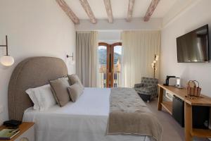 A bed or beds in a room at Hotel Spa Porto Cristo