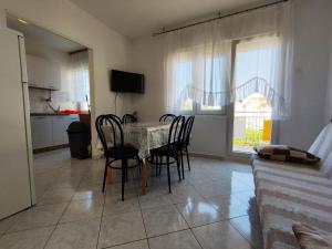 a kitchen and dining room with a table and chairs at Apartmani David in Pula