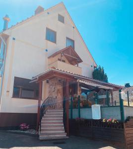 ein Gebäude mit einer Treppe davor in der Unterkunft Heiligenröder Pension in Niestetal