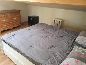 een slaapkamer met een bed en een dressoir bij Maisonnette Zen in Varages