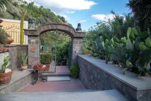 een toegang tot een tuin met cactus bij Villa Paradiso in Ischia