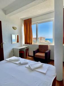 ein Hotelzimmer mit einem Bett und einem Fenster in der Unterkunft Adriatic Apartments in Ulcinj
