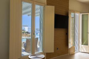 Uma TV ou centro de entretenimento em Life Suites