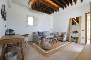 Uma área de estar em Life Suites