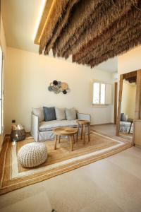 Uma área de estar em Life Suites