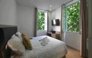 Hôtel Continental في باستيا: غرفة نوم مع سرير مع دبتين عليه