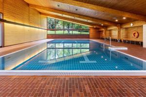 赖兴瑙Ferienwohnung Fetscher 2的一座带天花板的房屋内的游泳池