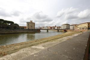 un puente sobre un río en una ciudad en Lungarno Buozzi 7 Apartments, en Pisa