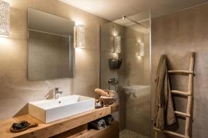 Koupelna v ubytování Khroma Luxury Suite 1 Beach front apartment