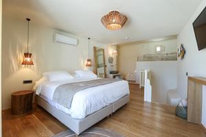 Cama ou camas em um quarto em Life Suites