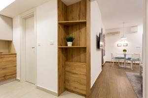 Zimmer mit Holztür und Esszimmer in der Unterkunft Apartment Grand Suite in Belgrad