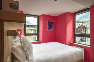 Postel nebo postele na pokoji v ubytování Cosmiques Hotel - Centre Chamonix