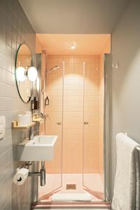Ett badrum på Cosmiques Hotel - Centre Chamonix