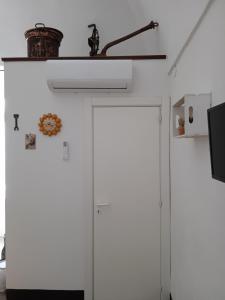 2 puertas blancas en una habitación con TV en CASA MARI, en Laterza