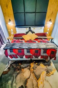 1 dormitorio con 1 cama y una pintura en el suelo en Affordable Hyswan Family Guesthouse en Krugersdorp