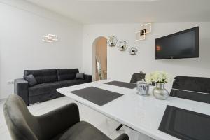Televízia a/alebo spoločenská miestnosť v ubytovaní Fratelli apartments