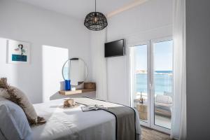 TV a/nebo společenská místnost v ubytování Khroma Luxury Suite 1 Beach front apartment