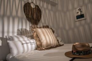 Postel nebo postele na pokoji v ubytování Khroma Luxury Suite 1 Beach front apartment