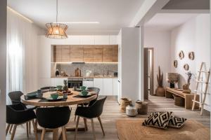 Posezení v ubytování Khroma Luxury Suite 1 Beach front apartment