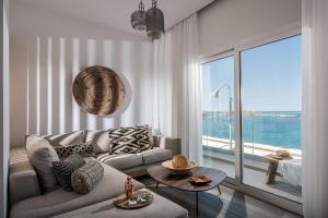 Posezení v ubytování Khroma Luxury Suite 1 Beach front apartment