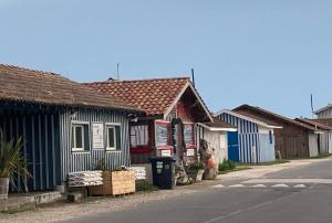 eine Reihe von Häusern an der Straßenseite in der Unterkunft Village Seasonova Bassin d'Arcachon in Audenge